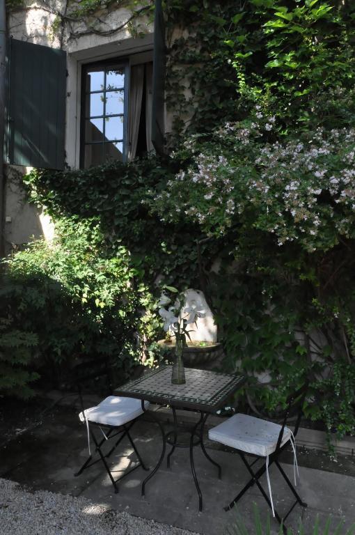 Bed and Breakfast La Demeure Eyguières Exterior foto