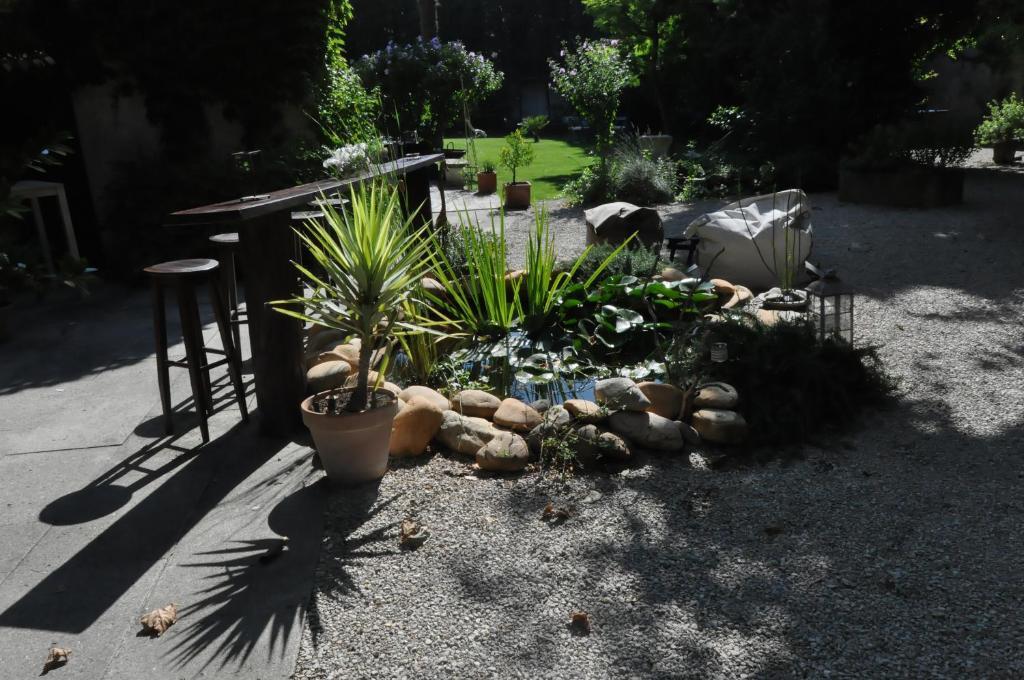Bed and Breakfast La Demeure Eyguières Exterior foto