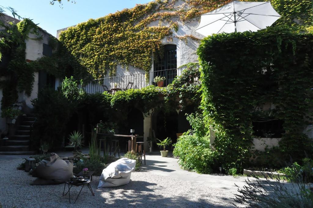 Bed and Breakfast La Demeure Eyguières Exterior foto